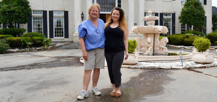Gerri-Lynn Siegelman and daughter in from of their home